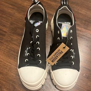 Womens 7

Palladium 

Revolt lo tx

New with manufacturer flaw